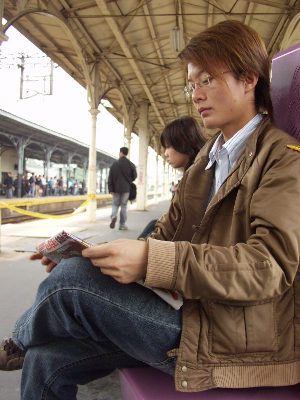 台灣鐵路旅遊攝影台中火車站月台旅客特寫2006攝影照片417