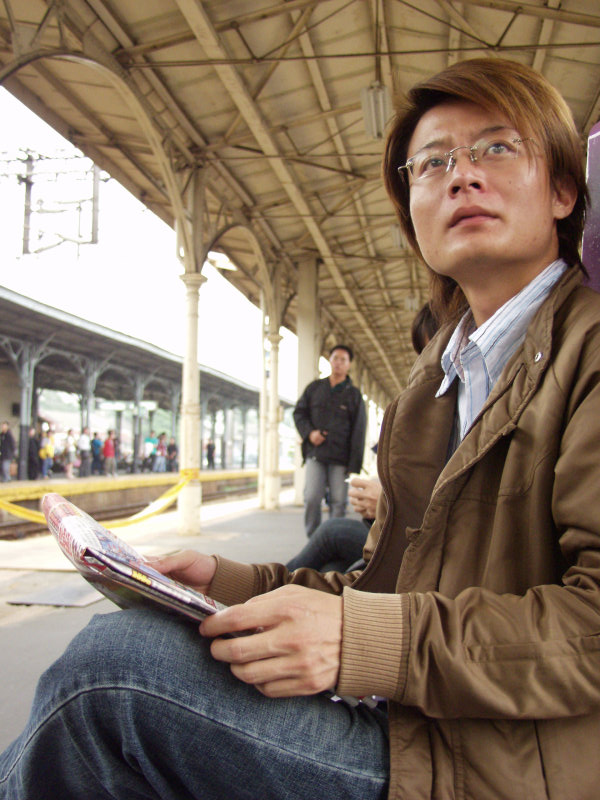 台灣鐵路旅遊攝影台中火車站月台旅客特寫2006攝影照片418