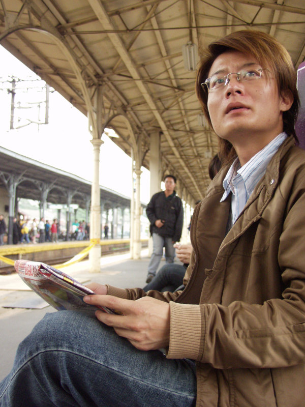 台灣鐵路旅遊攝影台中火車站月台旅客特寫2006攝影照片419