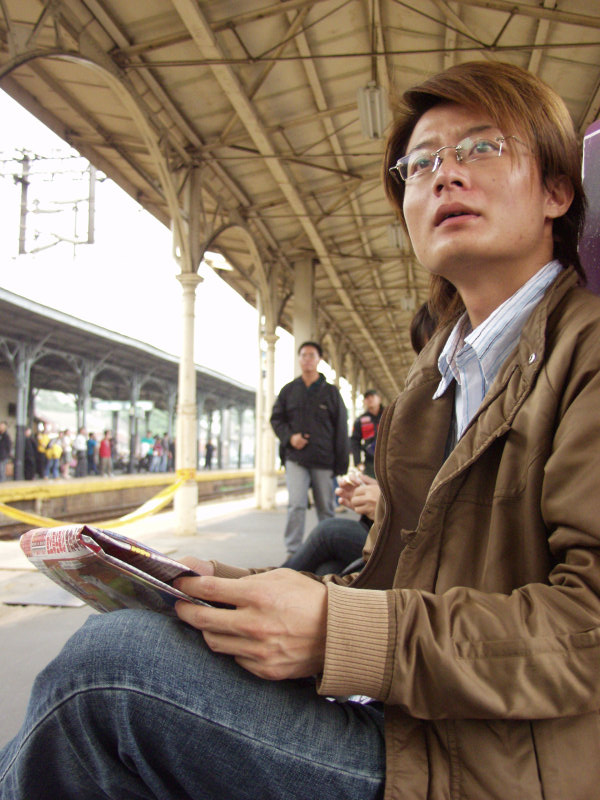 台灣鐵路旅遊攝影台中火車站月台旅客特寫2006攝影照片420