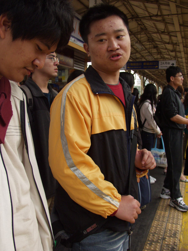 台灣鐵路旅遊攝影台中火車站月台旅客特寫2006攝影照片422