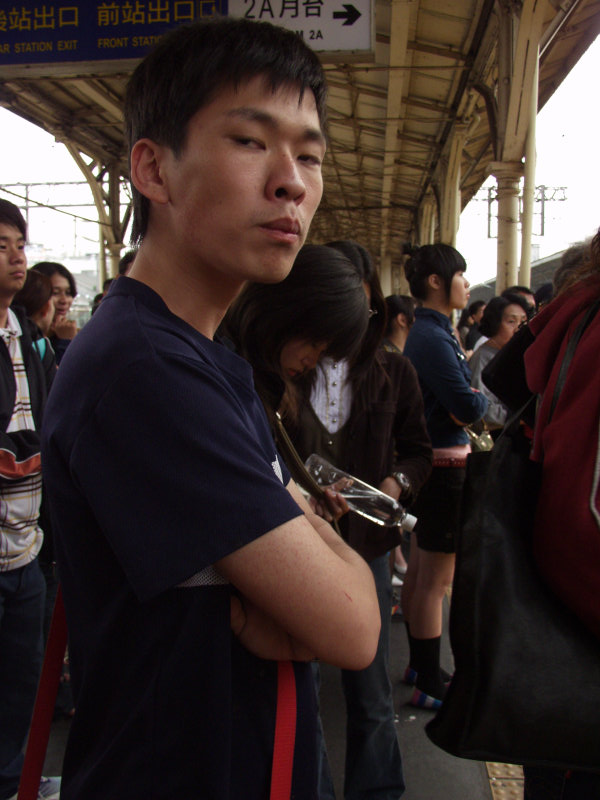 台灣鐵路旅遊攝影台中火車站月台旅客特寫2006攝影照片424