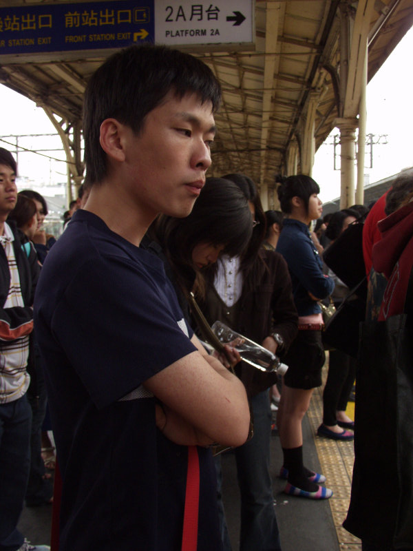 台灣鐵路旅遊攝影台中火車站月台旅客特寫2006攝影照片425