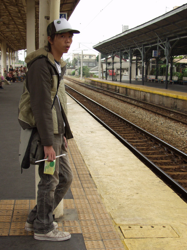 台灣鐵路旅遊攝影台中火車站月台旅客特寫2006攝影照片427