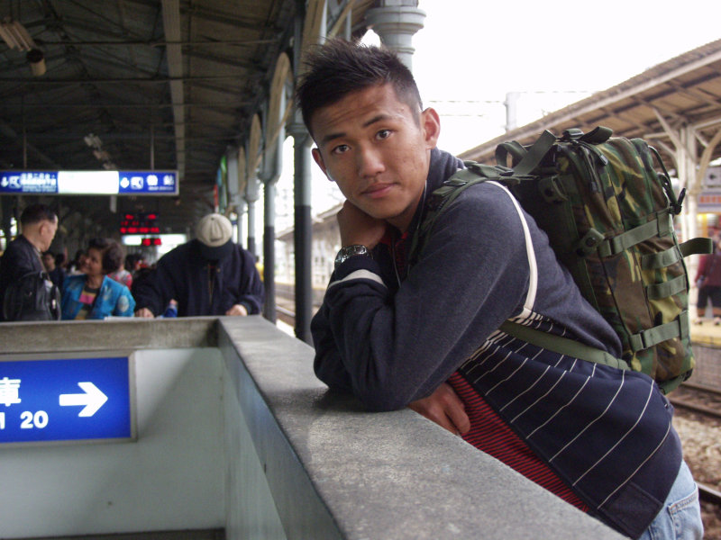 台灣鐵路旅遊攝影台中火車站月台旅客特寫2006攝影照片439