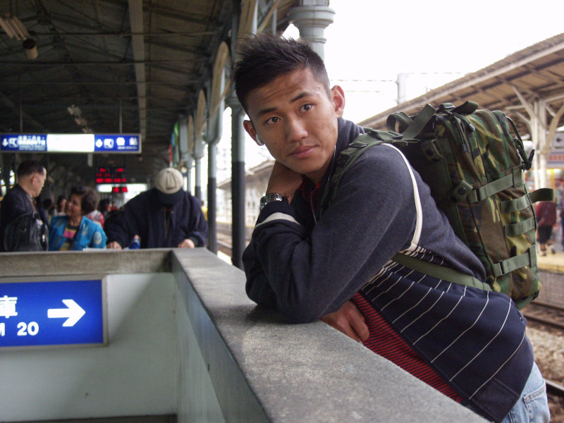 台灣鐵路旅遊攝影台中火車站月台旅客特寫2006攝影照片440