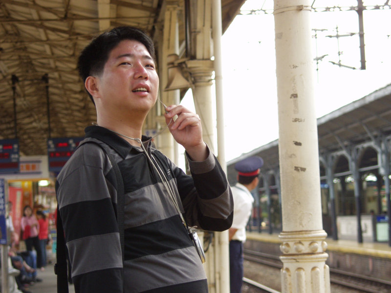 台灣鐵路旅遊攝影台中火車站月台旅客特寫2006攝影照片454