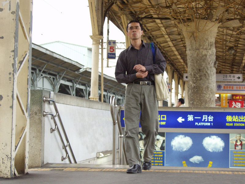 台灣鐵路旅遊攝影台中火車站月台旅客特寫2006攝影照片455