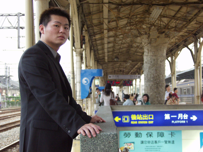 台灣鐵路旅遊攝影台中火車站月台旅客特寫2006攝影照片457