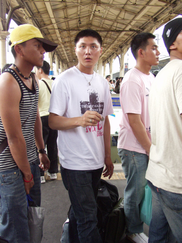 台灣鐵路旅遊攝影台中火車站月台旅客特寫2006攝影照片468