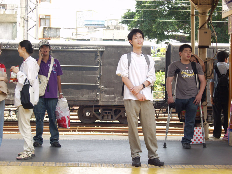 台灣鐵路旅遊攝影台中火車站月台旅客特寫2006攝影照片473