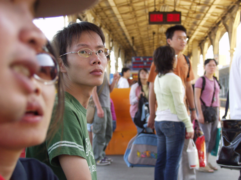 台灣鐵路旅遊攝影台中火車站月台旅客特寫2006攝影照片478