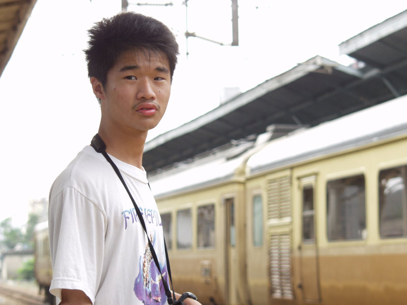 台灣鐵路旅遊攝影台中火車站月台旅客特寫2006攝影照片485