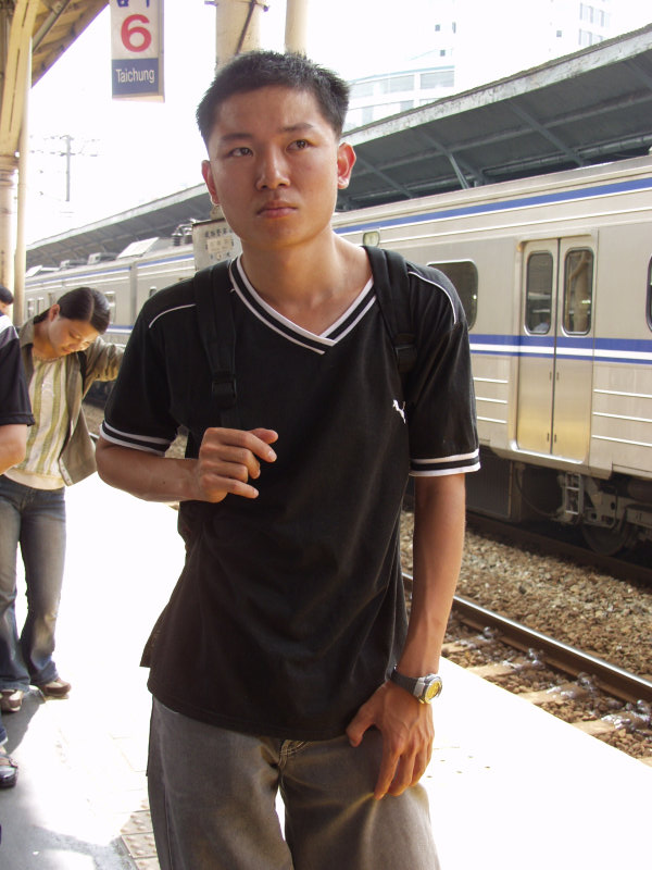 台灣鐵路旅遊攝影台中火車站月台旅客特寫2006攝影照片486