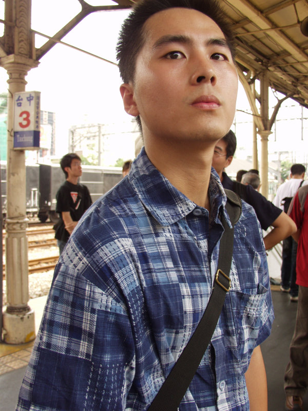 台灣鐵路旅遊攝影台中火車站月台旅客特寫2006攝影照片487