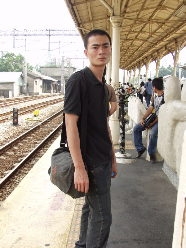 台灣鐵路旅遊攝影台中火車站月台旅客特寫2006攝影照片488