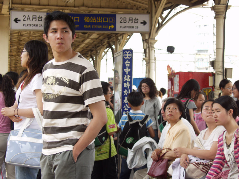 台灣鐵路旅遊攝影台中火車站月台旅客特寫2006攝影照片489