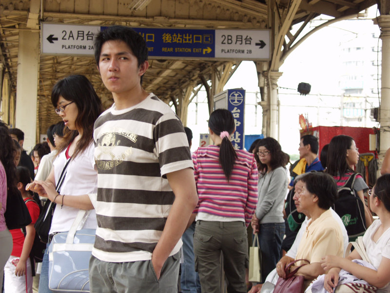 台灣鐵路旅遊攝影台中火車站月台旅客特寫2006攝影照片490