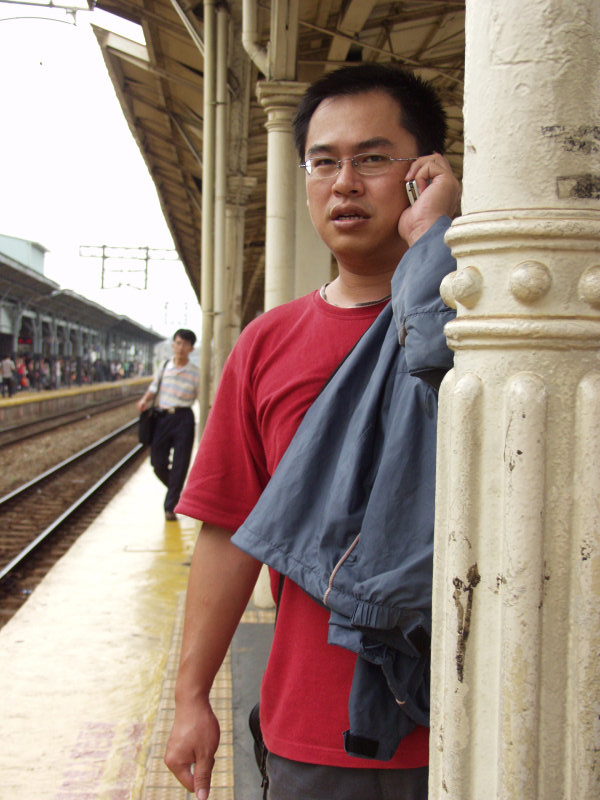 台灣鐵路旅遊攝影台中火車站月台旅客特寫2006攝影照片495