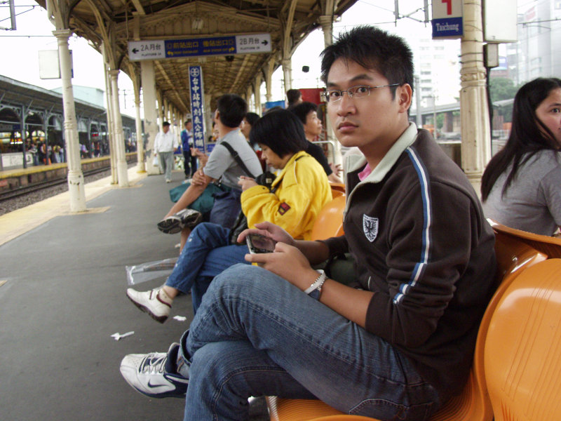 台灣鐵路旅遊攝影台中火車站月台旅客特寫2006攝影照片497