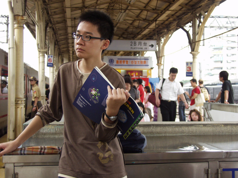 台灣鐵路旅遊攝影台中火車站月台旅客特寫2006攝影照片500