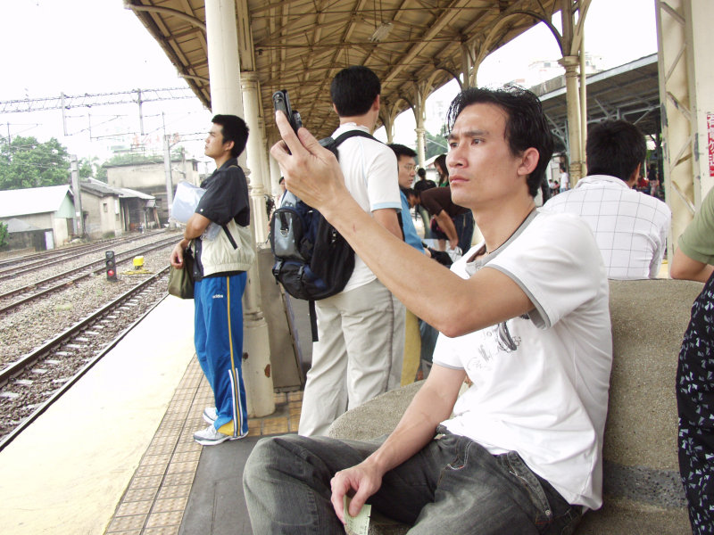 台灣鐵路旅遊攝影台中火車站月台旅客特寫2006攝影照片501