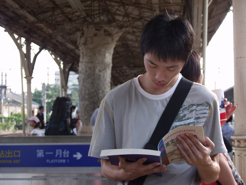 台灣鐵路旅遊攝影台中火車站月台旅客特寫2006攝影照片511