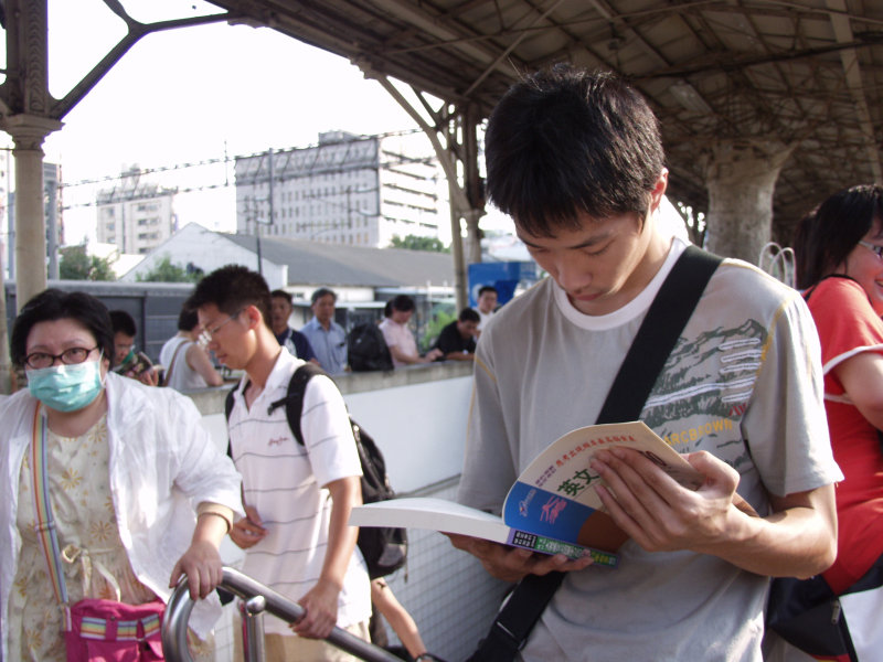 台灣鐵路旅遊攝影台中火車站月台旅客特寫2006攝影照片512