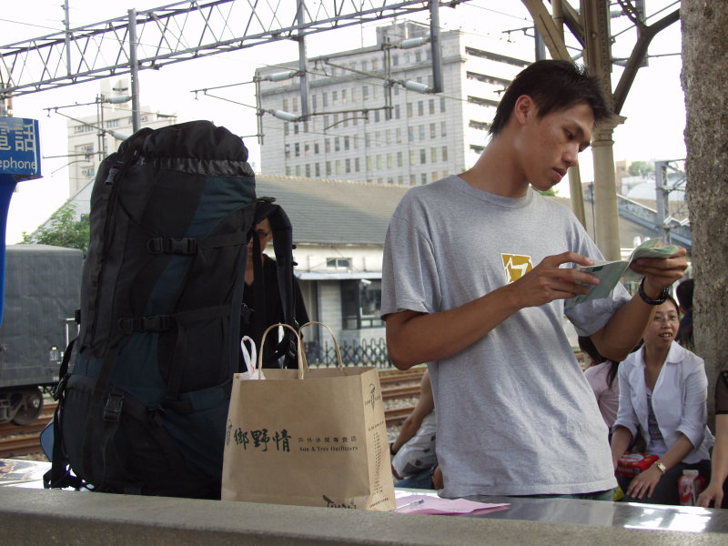 台灣鐵路旅遊攝影台中火車站月台旅客特寫2006攝影照片513