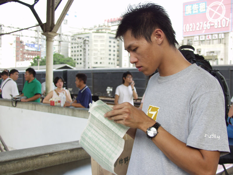 台灣鐵路旅遊攝影台中火車站月台旅客特寫2006攝影照片514