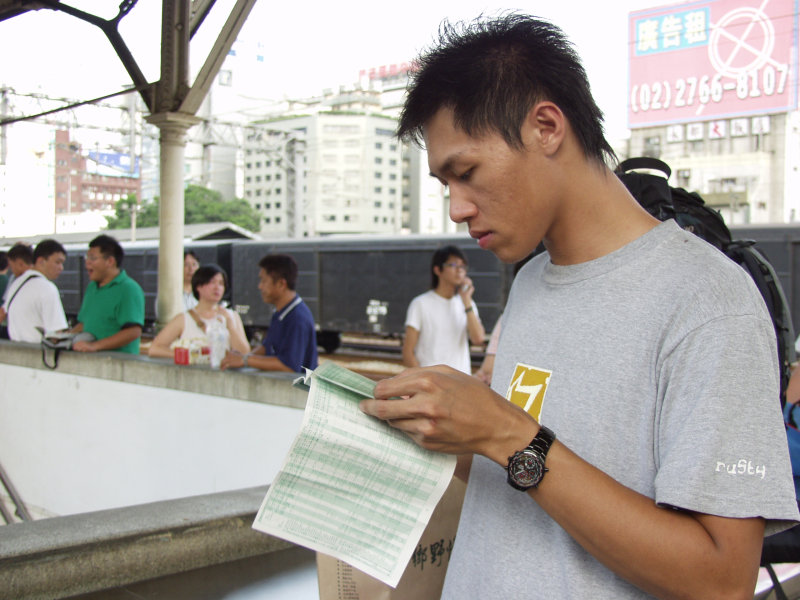 台灣鐵路旅遊攝影台中火車站月台旅客特寫2006攝影照片515