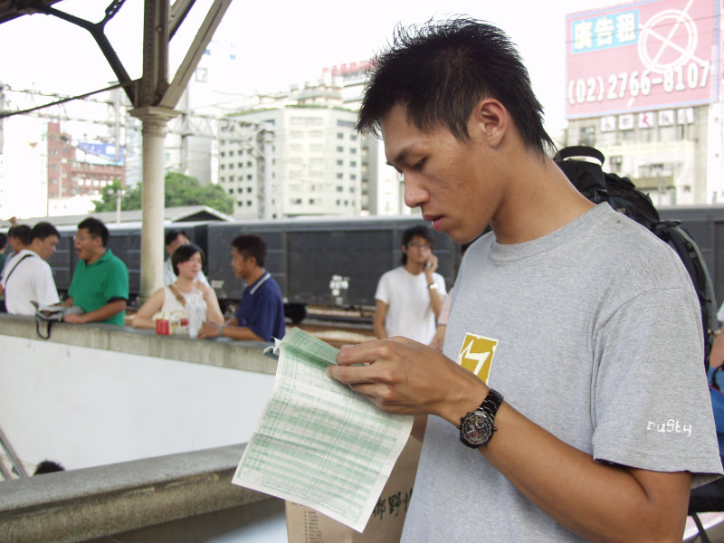 台灣鐵路旅遊攝影台中火車站月台旅客特寫2006攝影照片516