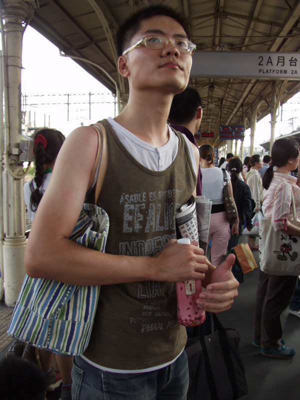 台灣鐵路旅遊攝影台中火車站月台旅客特寫2006攝影照片518