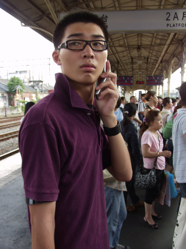 台灣鐵路旅遊攝影台中火車站月台旅客特寫2006攝影照片522