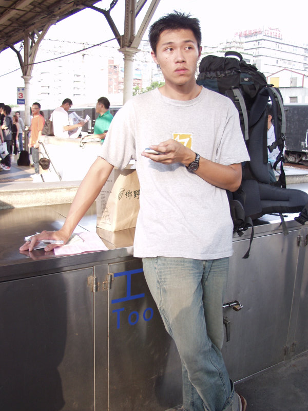 台灣鐵路旅遊攝影台中火車站月台旅客特寫2006攝影照片523