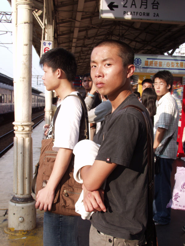 台灣鐵路旅遊攝影台中火車站月台旅客特寫2006攝影照片525