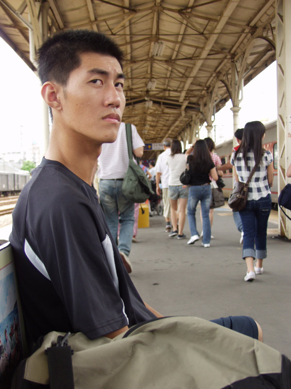 台灣鐵路旅遊攝影台中火車站月台旅客特寫2006攝影照片529