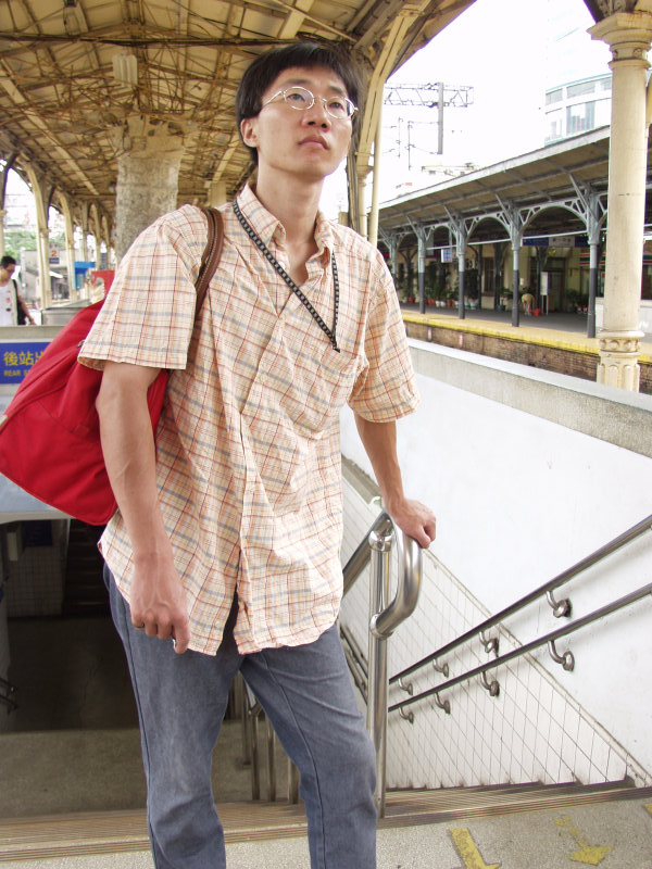 台灣鐵路旅遊攝影台中火車站月台旅客特寫2006攝影照片530