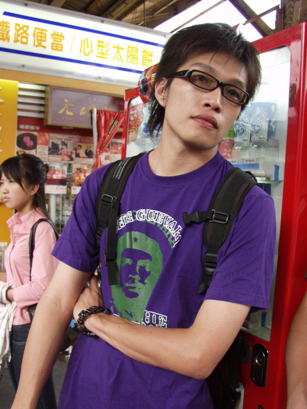 台灣鐵路旅遊攝影台中火車站月台旅客特寫2006攝影照片533
