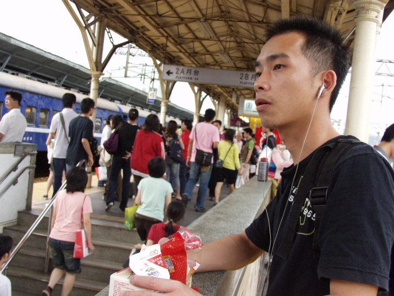 台灣鐵路旅遊攝影台中火車站月台旅客特寫2006攝影照片534