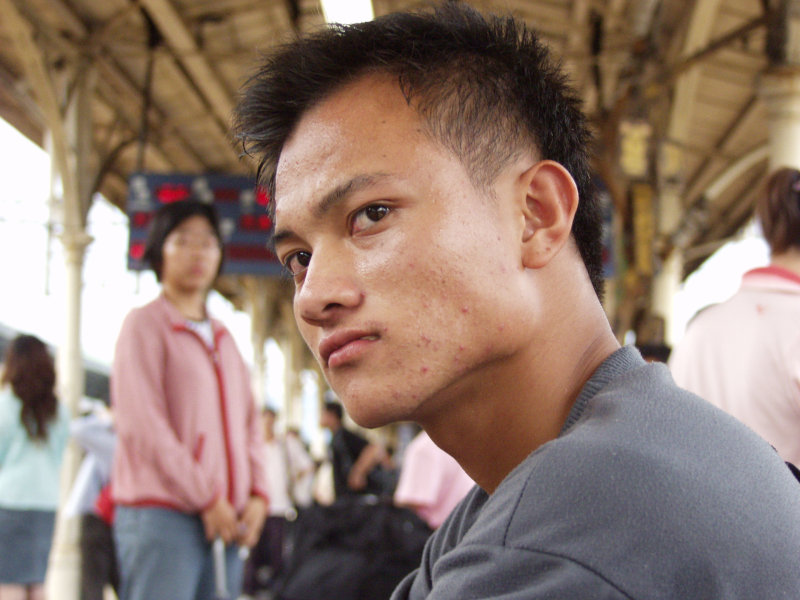 台灣鐵路旅遊攝影台中火車站月台旅客特寫2006攝影照片535