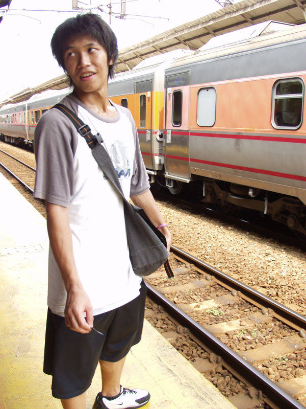 台灣鐵路旅遊攝影台中火車站月台旅客特寫2006攝影照片541