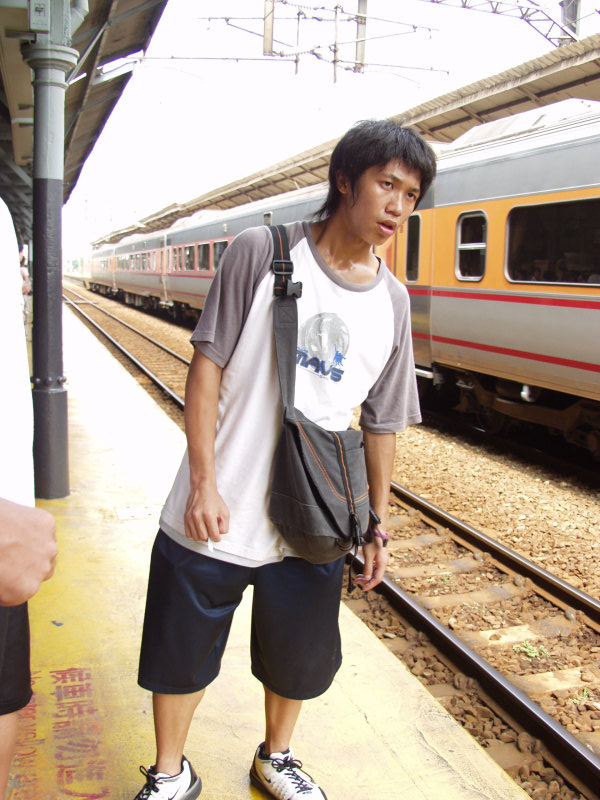 台灣鐵路旅遊攝影台中火車站月台旅客特寫2006攝影照片542