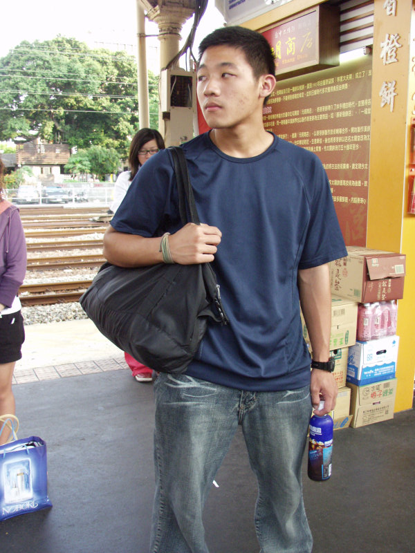 台灣鐵路旅遊攝影台中火車站月台旅客特寫2006攝影照片543