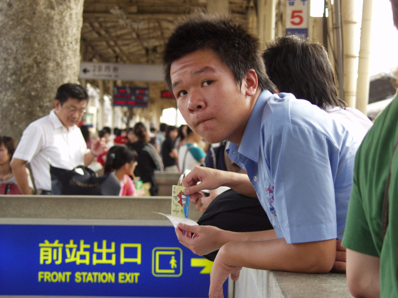 台灣鐵路旅遊攝影台中火車站月台旅客特寫2006攝影照片545