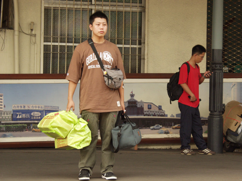 台灣鐵路旅遊攝影台中火車站月台旅客特寫2006攝影照片548