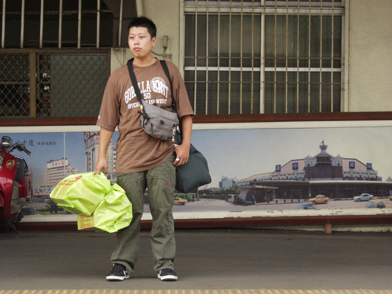 台灣鐵路旅遊攝影台中火車站月台旅客特寫2006攝影照片549