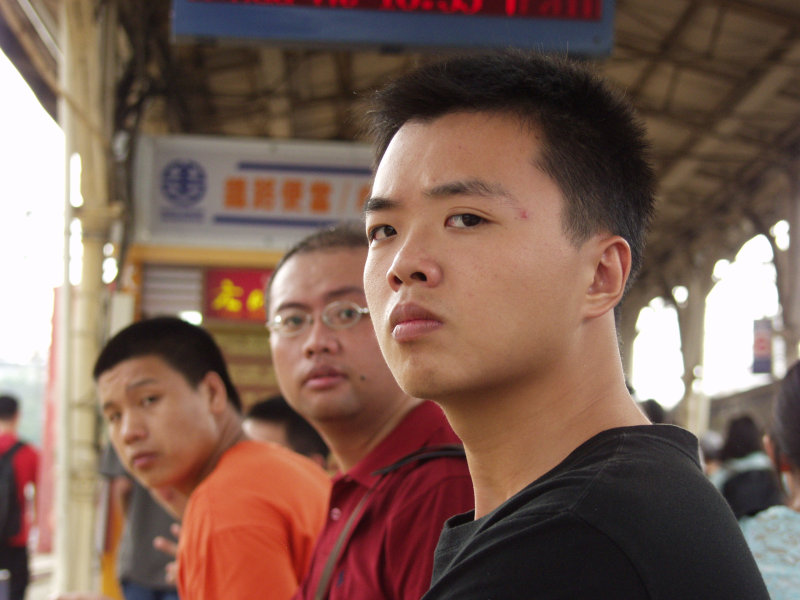 台灣鐵路旅遊攝影台中火車站月台旅客特寫2006攝影照片550