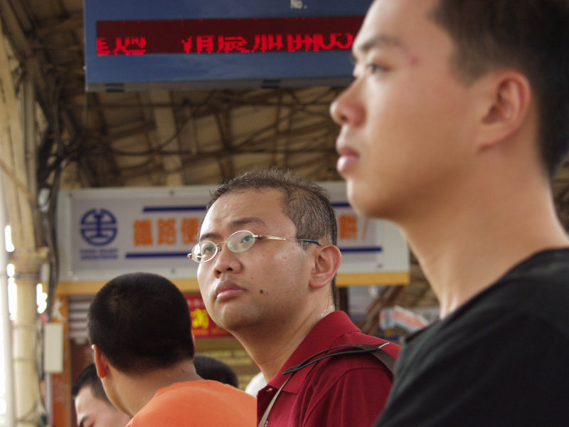 台灣鐵路旅遊攝影台中火車站月台旅客特寫2006攝影照片551
