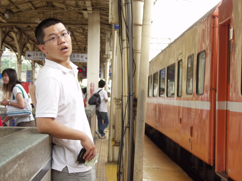 台灣鐵路旅遊攝影台中火車站月台旅客特寫2006攝影照片554